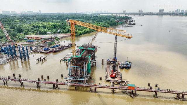 Mặt bằng đã bàn giao nhưng 7 "siêu cầu" vượt sông Hồng vẫn chưa thể thi công đồng bộ: Điểm nghẽn nằm ở đâu? - Ảnh 1.