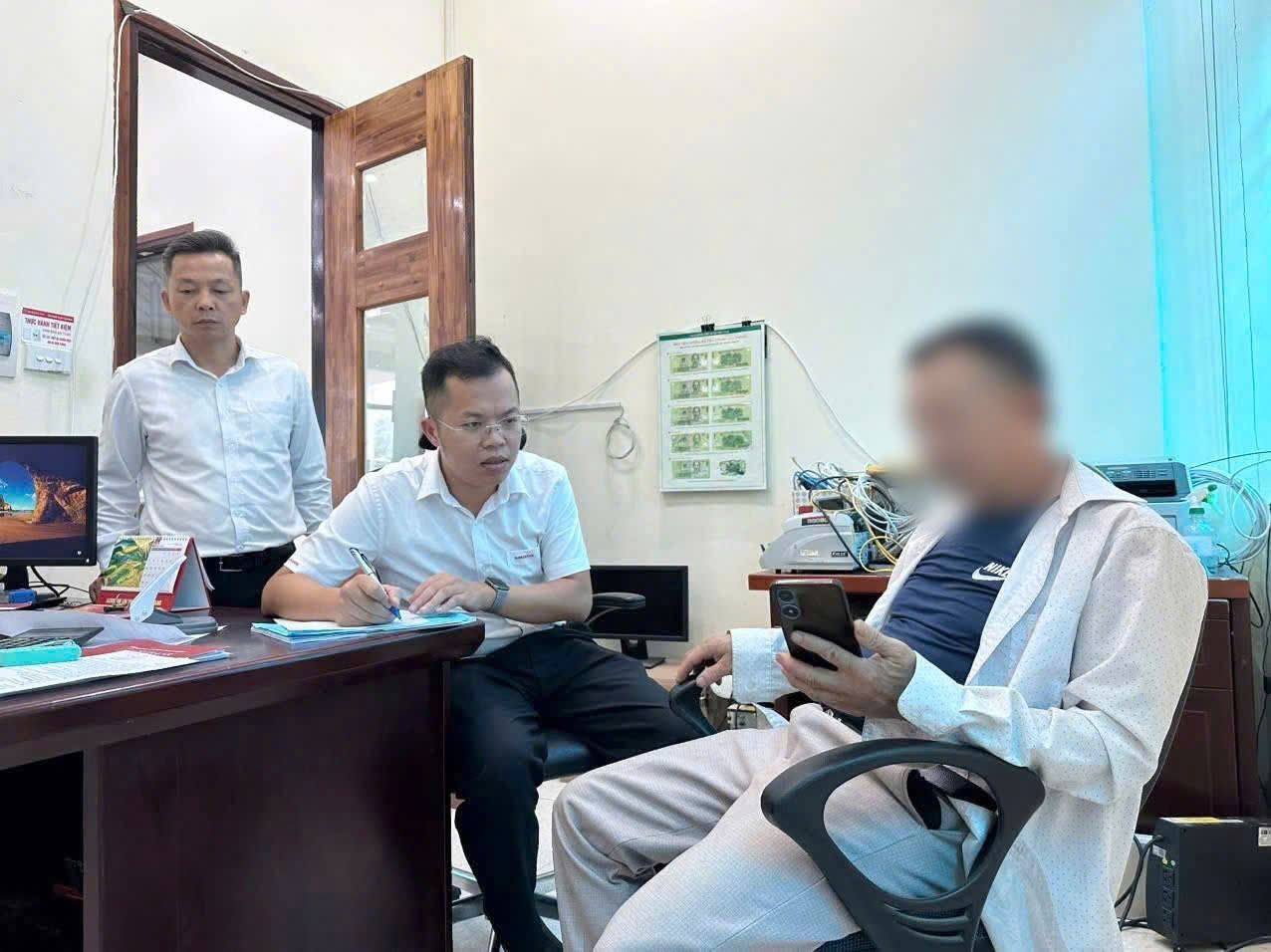 Người đàn ông SN 1973 đến Agribank chuyển khoản 100 triệu đồng vào ngày 20/10, cán bộ ngân hàng lập tức báo công an  - Ảnh 2.