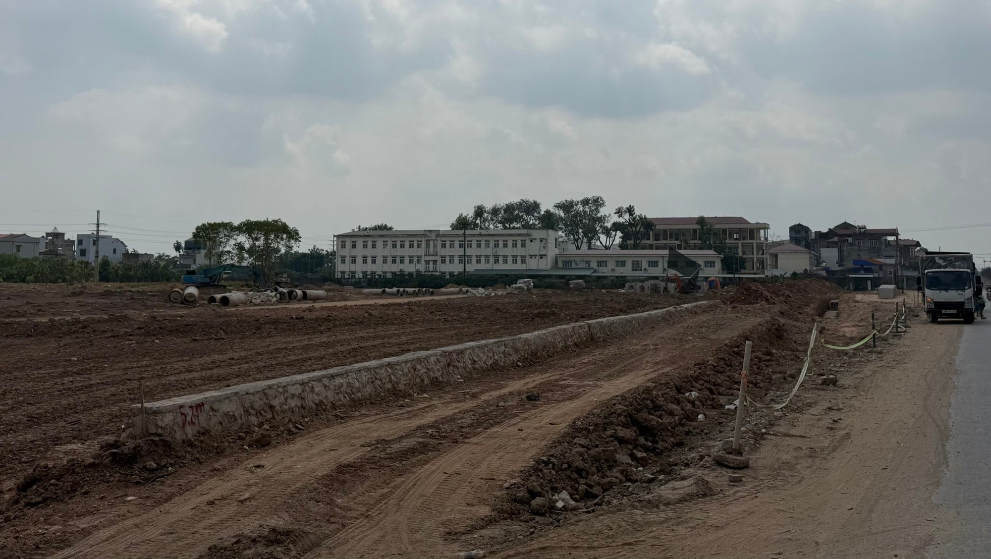 Siết tiến độ, gỡ vướng mắc: Quyết tâm thông tuyến các dự án giao thông trọng điểm ở Ứng Thiên- Ảnh 2.