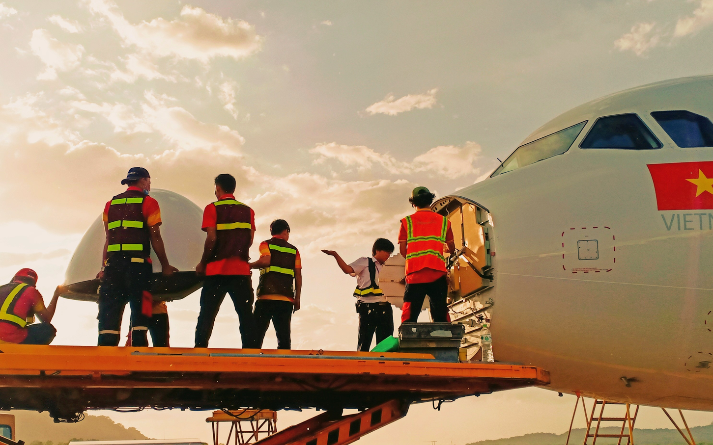 Vietjet của tiến sĩ Nguyễn Thị Phương Thảo đang tuyển nhiều nhân sự thực hiện nhiệm vụ đặc biệt trên máy bay: Không phải phi công hay tiếp viên, chỉ cần bằng trung cấp