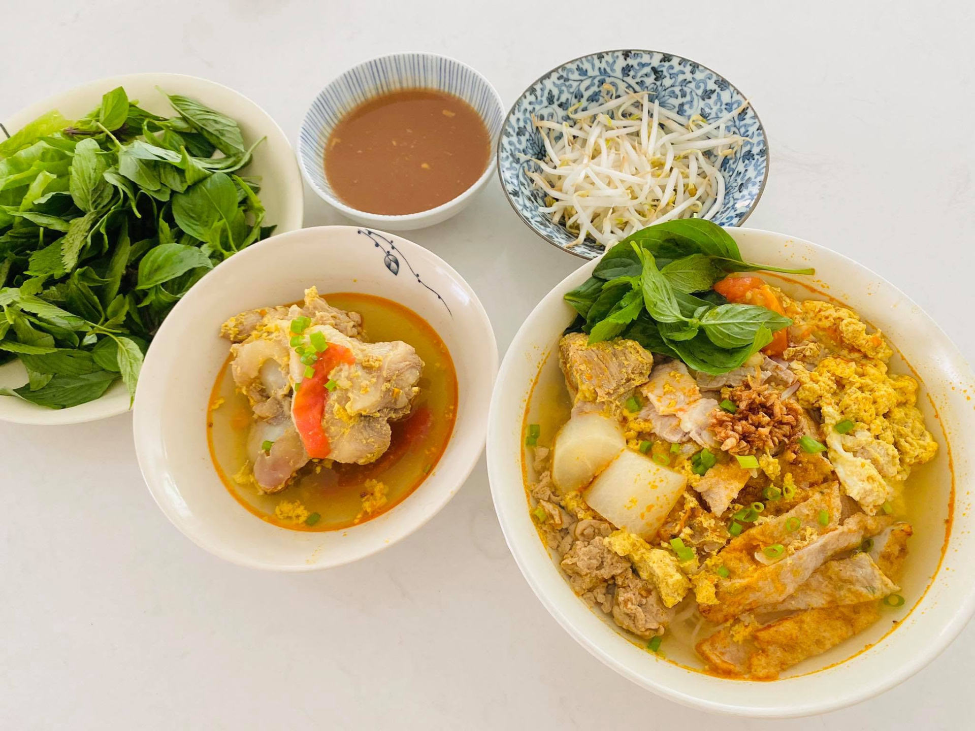 Mâm cơm nhà của Thuỷ Tiên - Công Vinh- Ảnh 2.