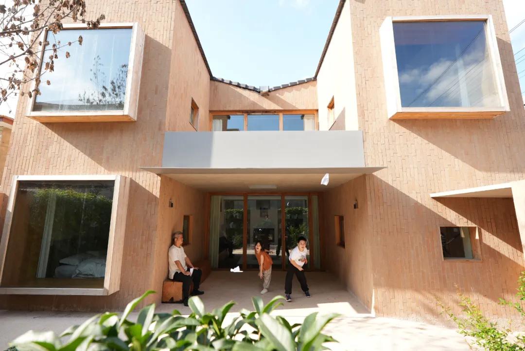 Thuê mảnh đất 130m², ông bố 50 tuổi cải tạo căn nhà 70m² với 15 cửa sổ cho cả đại gia đình ở: Nhìn nhỏ nhưng ai đến cũng tưởng rộng 300m²- Ảnh 1.