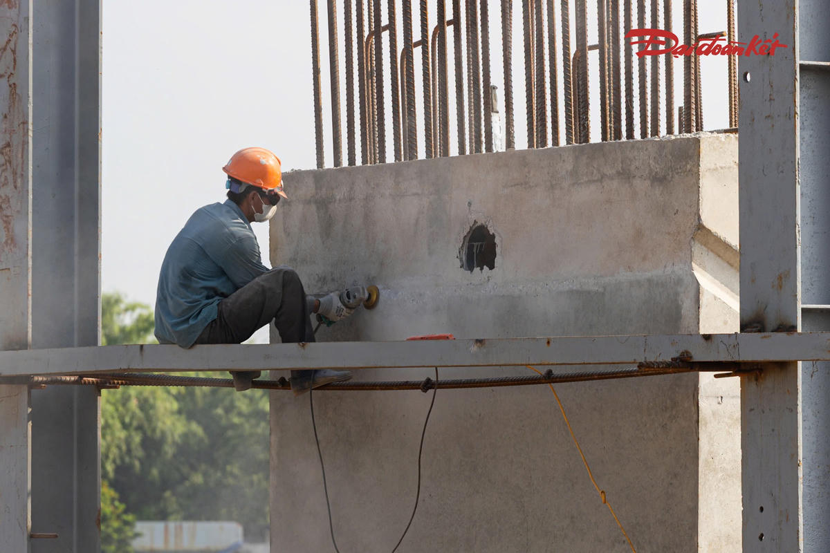 Những phiến dầm đầu tiên xuất hiện tại cầu Hồng Hà gần 10.000 tỷ đồng- Ảnh 6.