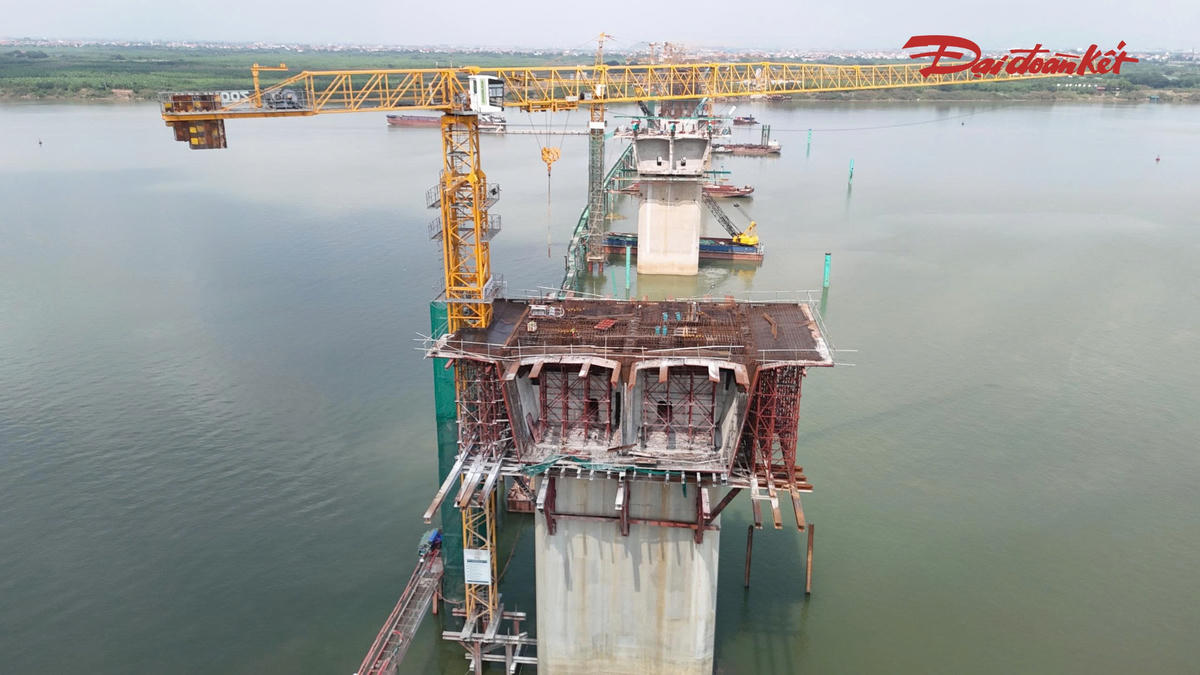 Những phiến dầm đầu tiên xuất hiện tại cầu Hồng Hà gần 10.000 tỷ đồng- Ảnh 4.