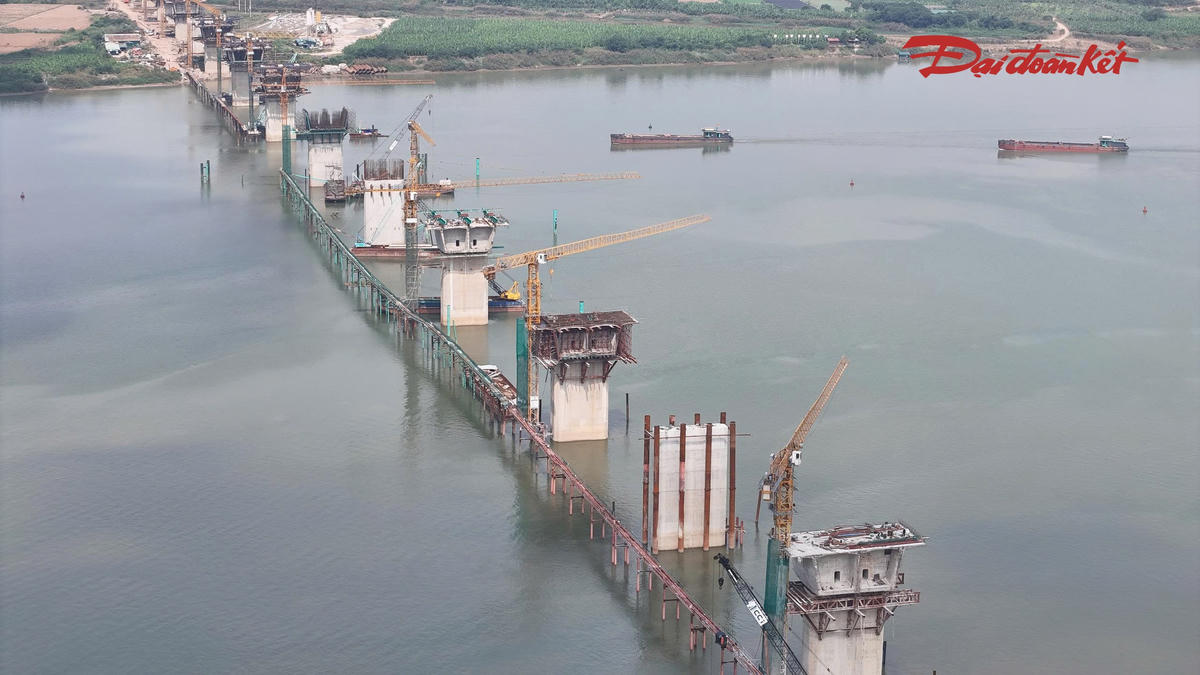 Những phiến dầm đầu tiên xuất hiện tại cầu Hồng Hà gần 10.000 tỷ đồng- Ảnh 2.