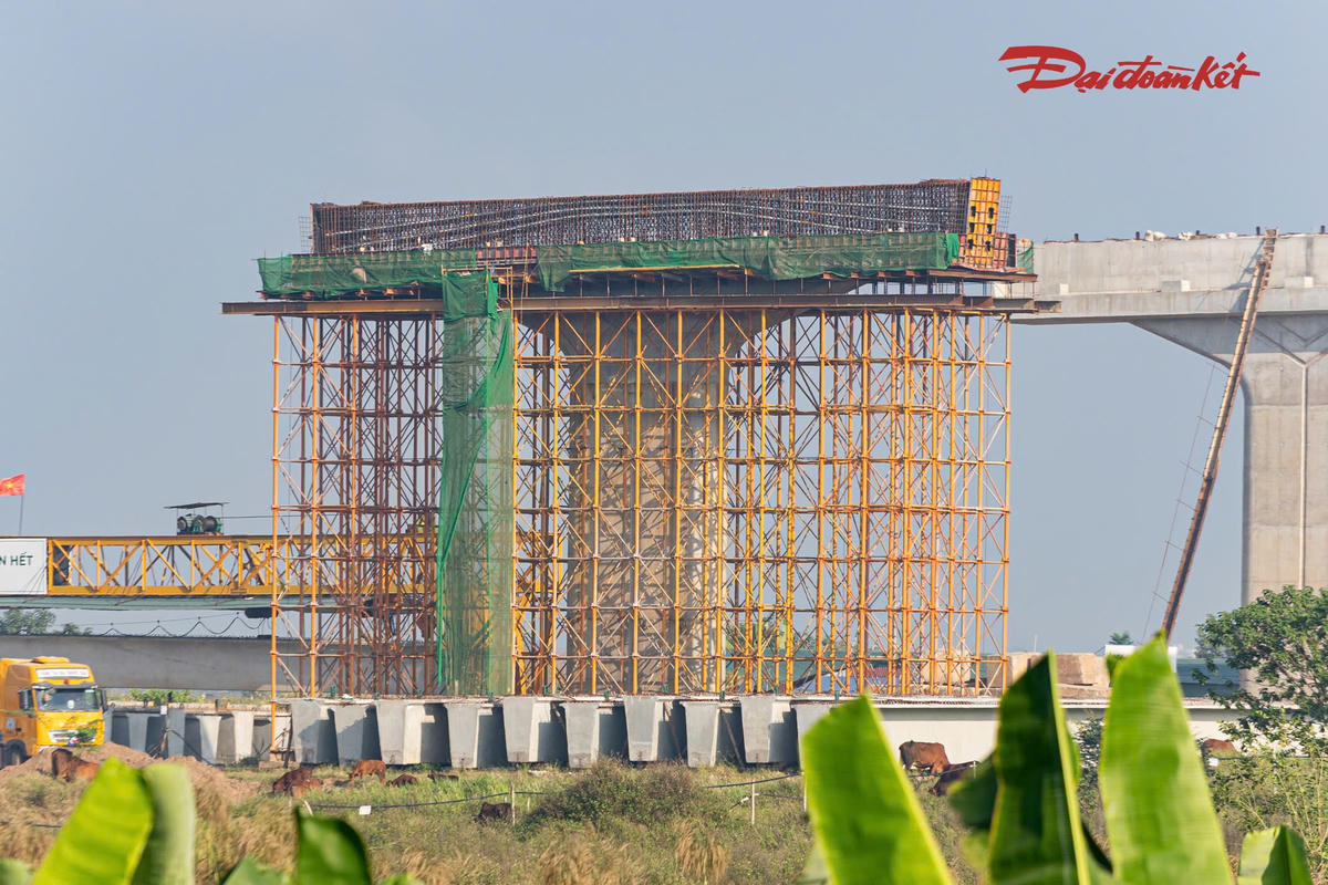 Những phiến dầm đầu tiên xuất hiện tại cầu Hồng Hà gần 10.000 tỷ đồng- Ảnh 24.