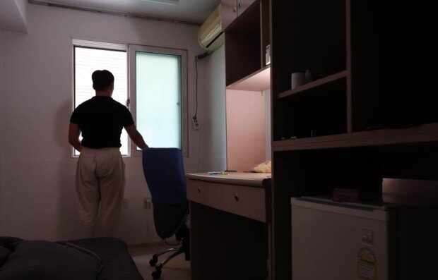 Không có tiền mua nhà, ở thuê 5 triệu/tháng: Đóng chậm 4 ngày đã bị đá ra đường- Ảnh 1.