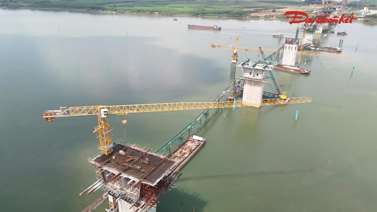 Những phiến dầm đầu tiên xuất hiện tại cầu Hồng Hà gần 10.000 tỷ đồng- Ảnh 19.