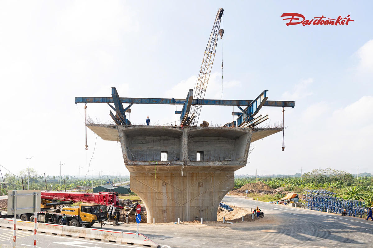 Những phiến dầm đầu tiên xuất hiện tại cầu Hồng Hà gần 10.000 tỷ đồng- Ảnh 13.
