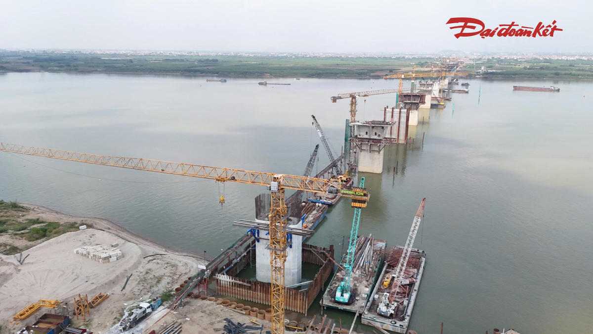 Những phiến dầm đầu tiên xuất hiện tại cầu Hồng Hà gần 10.000 tỷ đồng- Ảnh 22.