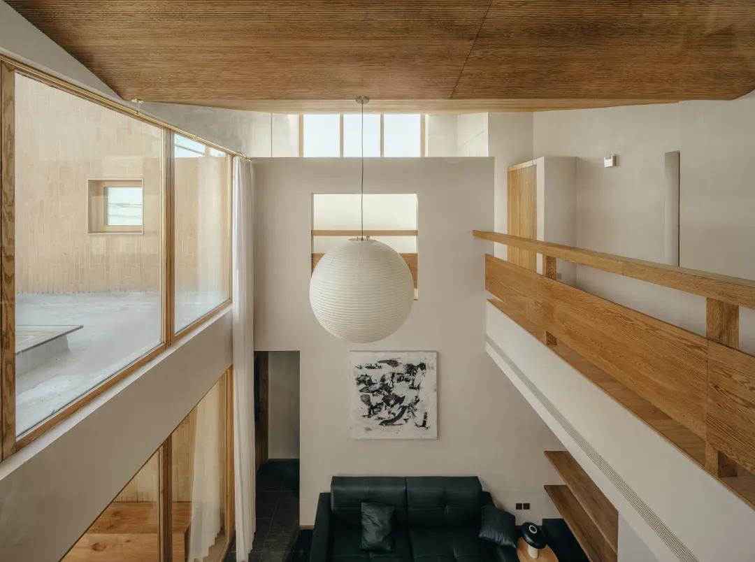 Thuê mảnh đất 130m², ông bố 50 tuổi cải tạo căn nhà 70m² với 15 cửa sổ cho cả đại gia đình ở: Nhìn nhỏ nhưng ai đến cũng tưởng rộng 300m²- Ảnh 7.
