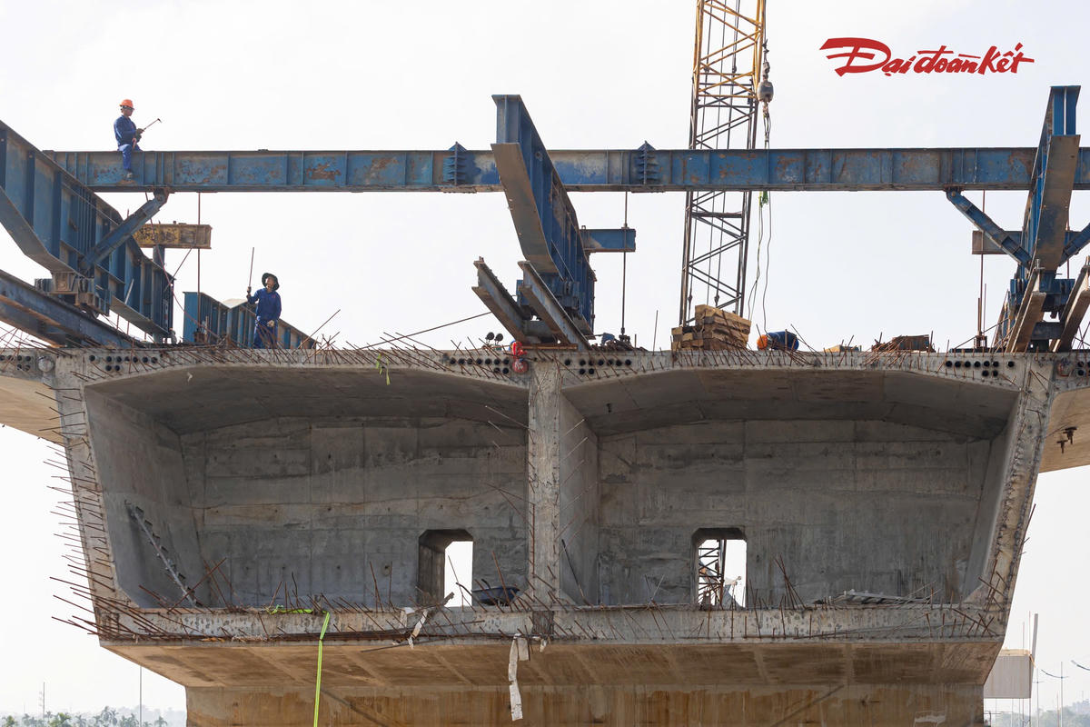 Những phiến dầm đầu tiên xuất hiện tại cầu Hồng Hà gần 10.000 tỷ đồng- Ảnh 10.