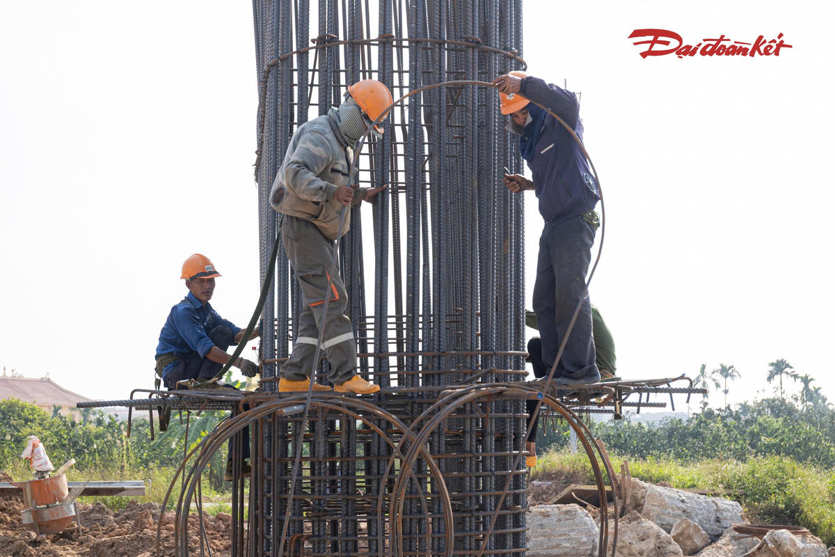 Những phiến dầm đầu tiên xuất hiện tại cầu Hồng Hà gần 10.000 tỷ đồng- Ảnh 8.