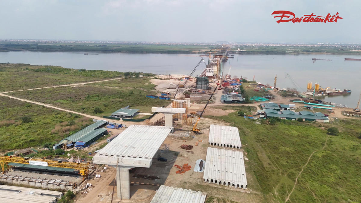 Những phiến dầm đầu tiên xuất hiện tại cầu Hồng Hà gần 10.000 tỷ đồng- Ảnh 1.