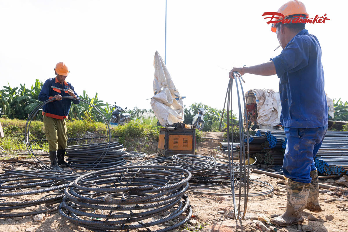 Những phiến dầm đầu tiên xuất hiện tại cầu Hồng Hà gần 10.000 tỷ đồng- Ảnh 9.