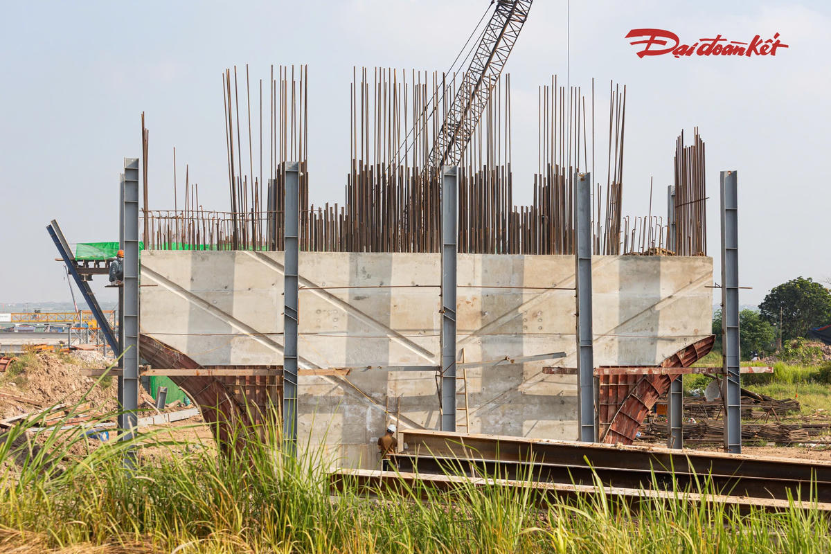 Những phiến dầm đầu tiên xuất hiện tại cầu Hồng Hà gần 10.000 tỷ đồng- Ảnh 7.