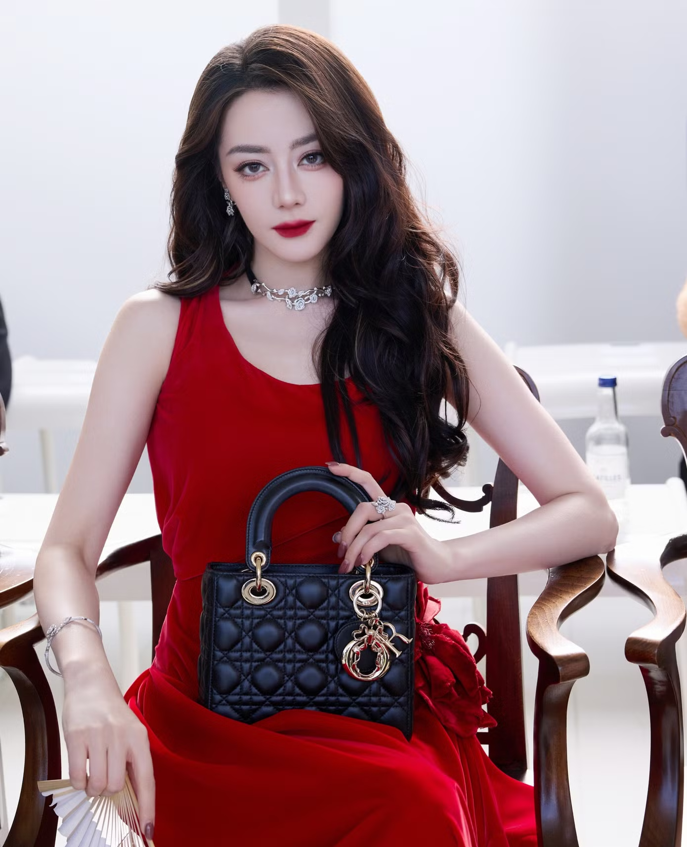 Địch Lệ Nhiệt Ba mắc mưa hút 300 triệu người xem, món đồ này bất ngờ gây sốt- Ảnh 6.