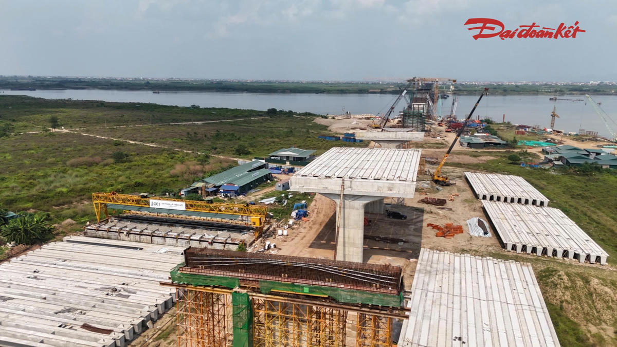 Những phiến dầm đầu tiên xuất hiện tại cầu Hồng Hà gần 10.000 tỷ đồng- Ảnh 17.