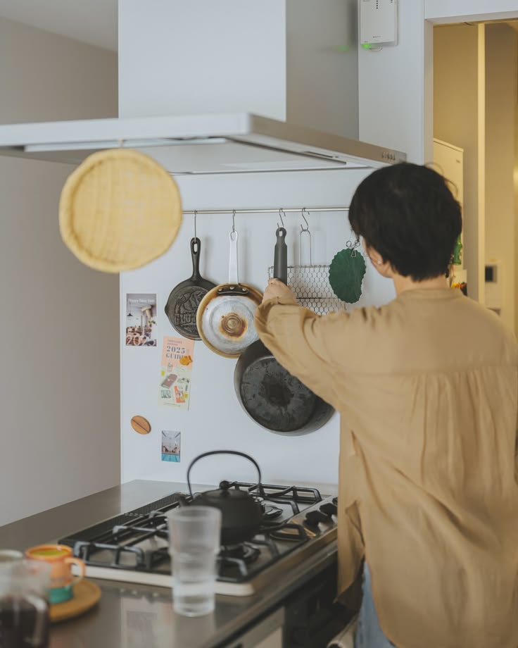 Dọn nhà một lần, tôi mới hiểu vì sao càng mua nhiều càng dễ thấy thiếu: 3 thay đổi giúp tiêu tiền tỉnh táo hơn - Ảnh 3.