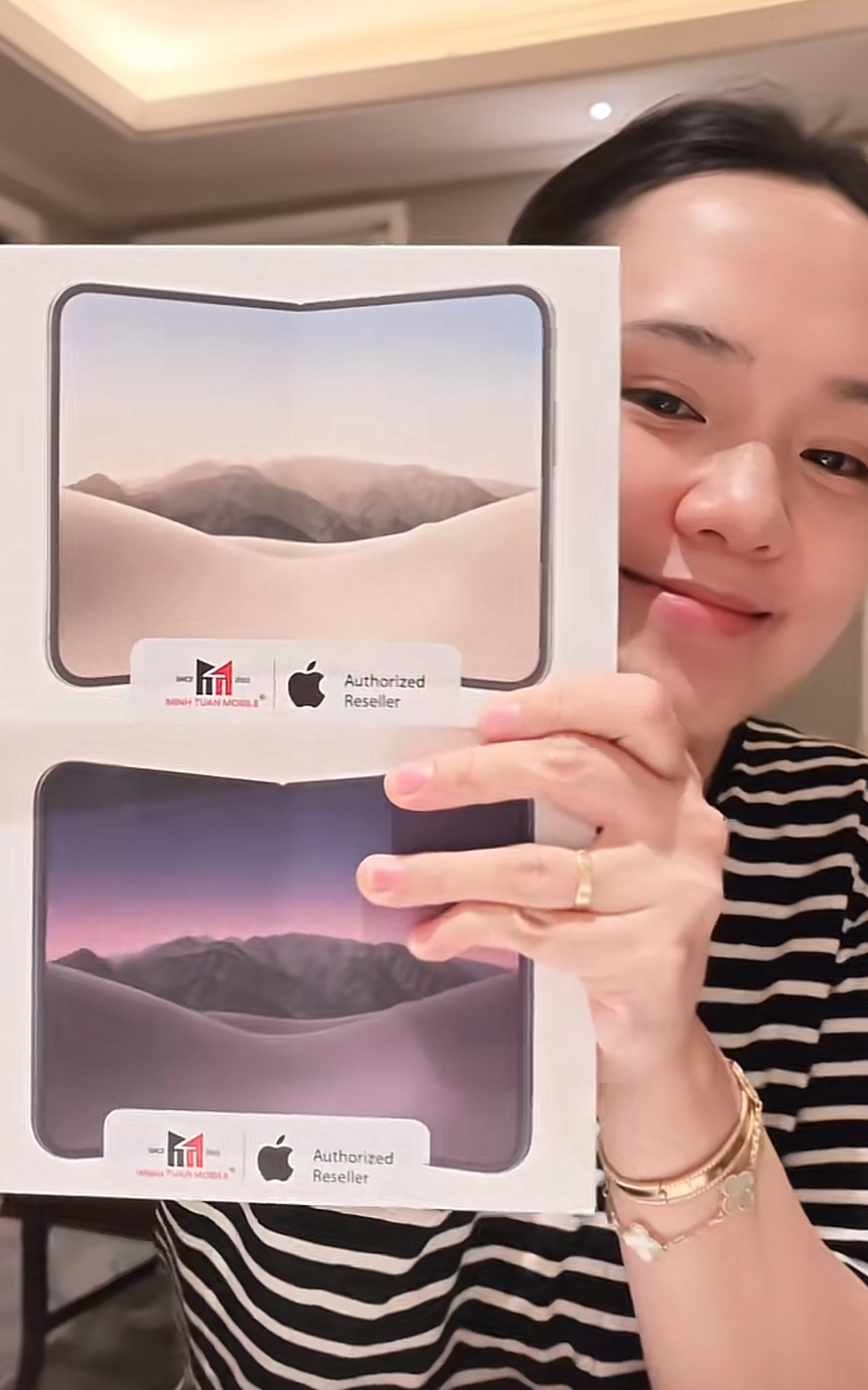 Vợ Duy Mạnh chuẩn "phú bà": Chi 155 triệu mua iPhone Duo, ốp lưng cũng giá "trên trời"- Ảnh 1.