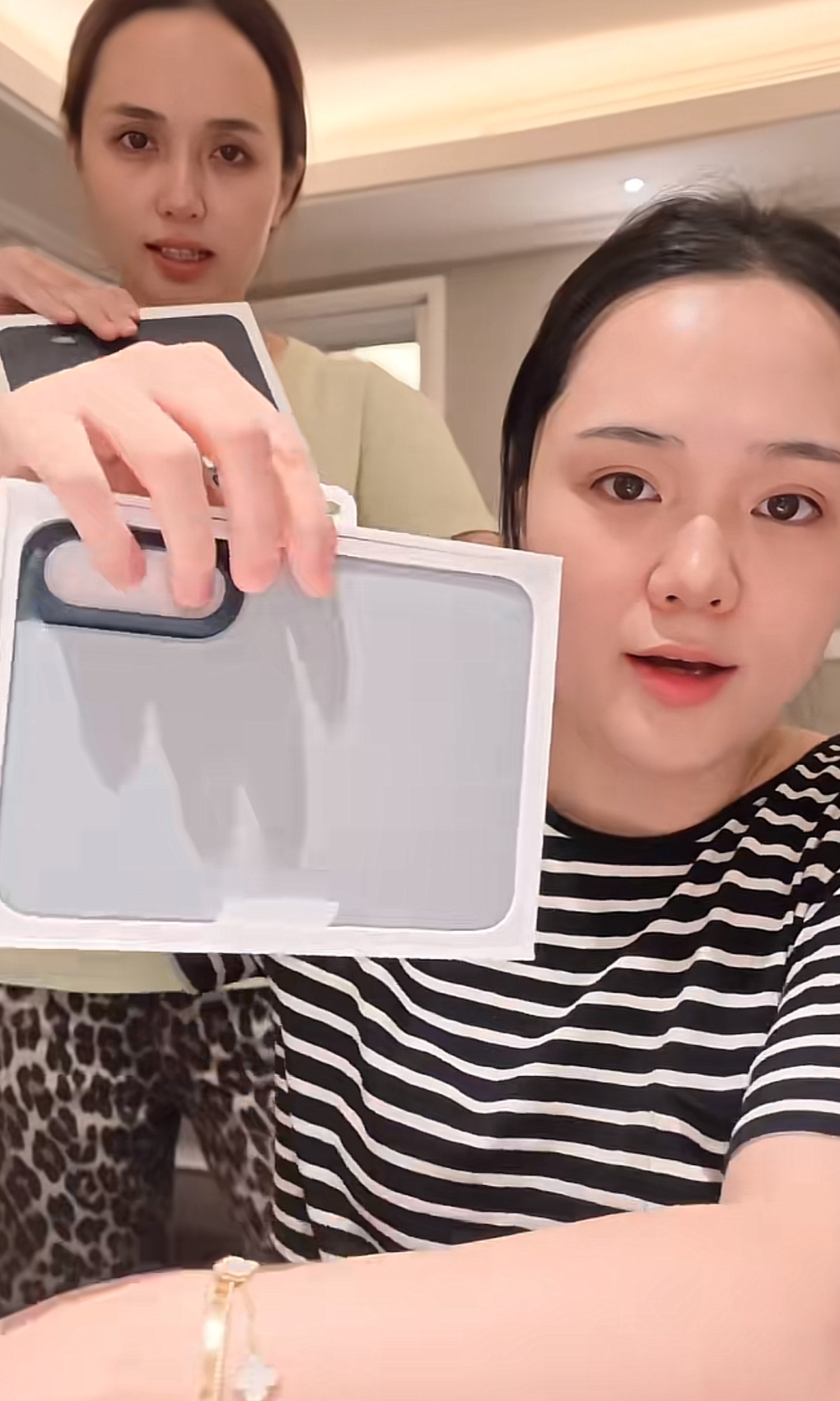 Vợ Duy Mạnh chuẩn "phú bà": Chi 155 triệu mua iPhone Duo, ốp lưng cũng giá "trên trời"- Ảnh 3.