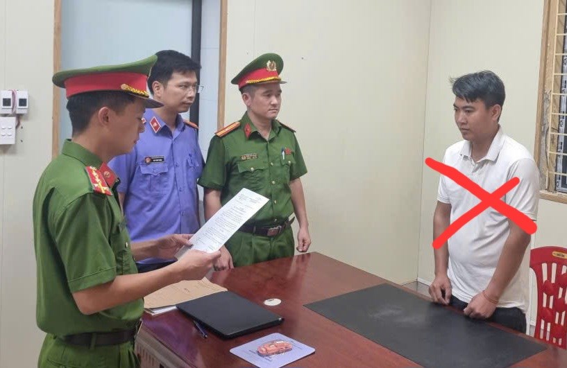 Khởi tố Lý Văn Cương SN 1995 - đối tượng lao ô tô lên vỉa hè để chạy công an- Ảnh 1.