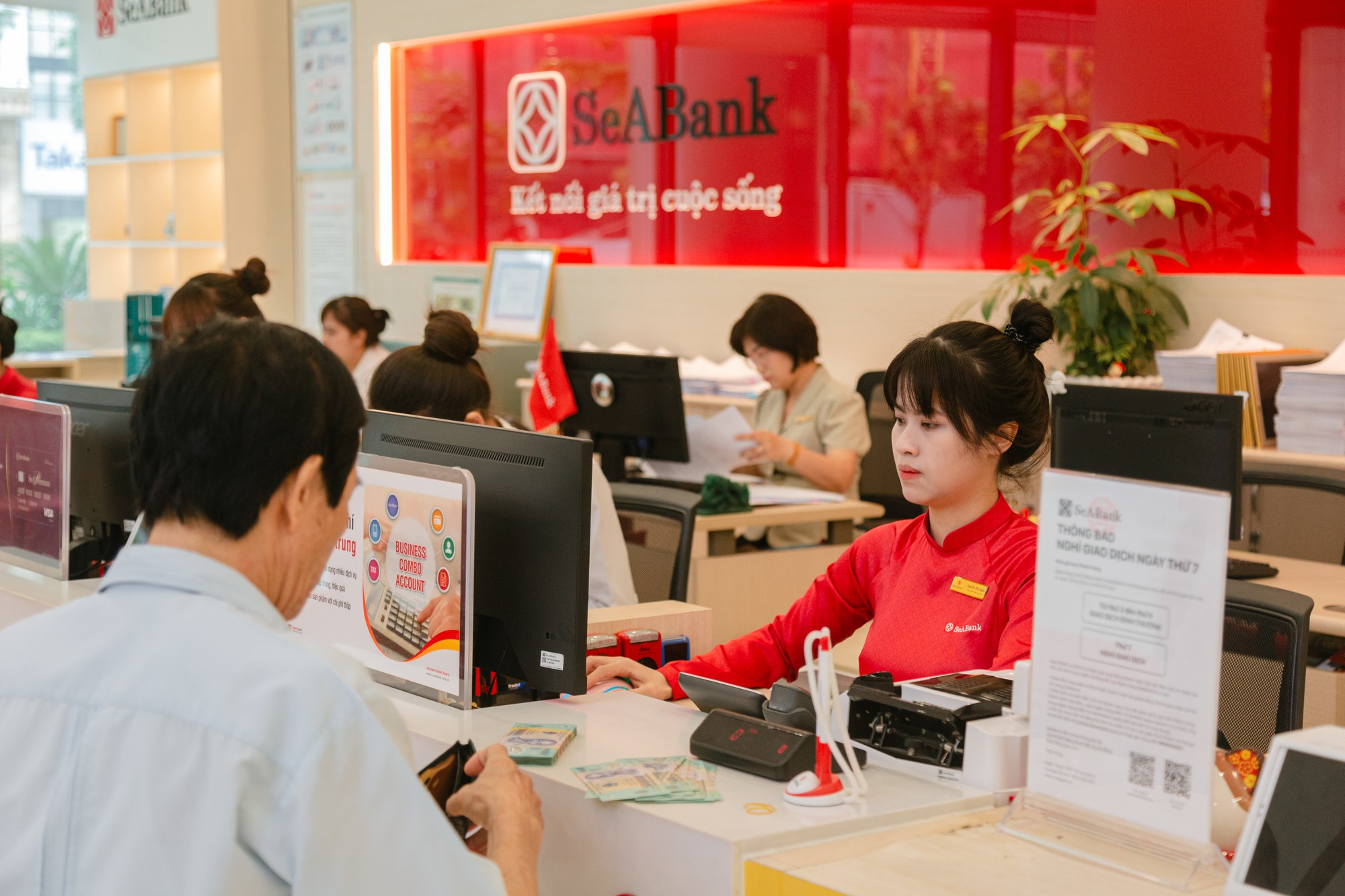 Người thân lãnh đạo SeABank mua 8 triệu cổ phiếu SSB - Ảnh 1.