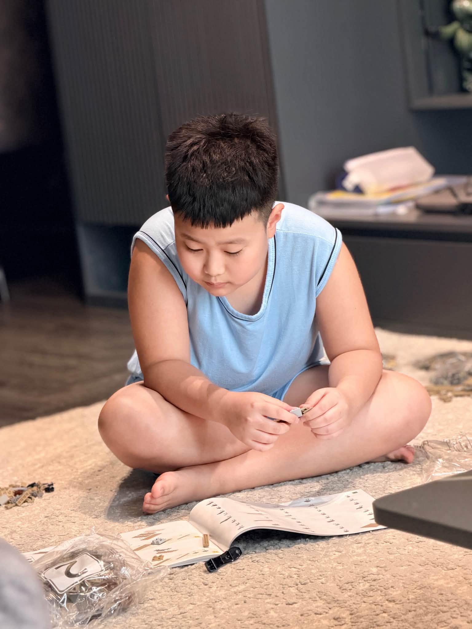 Con trai NSƯT Việt Anh nay đã điển trai chuẩn "tổng tài nhí", không chịu tâm sự khiến mẹ băn khoăn- Ảnh 1.