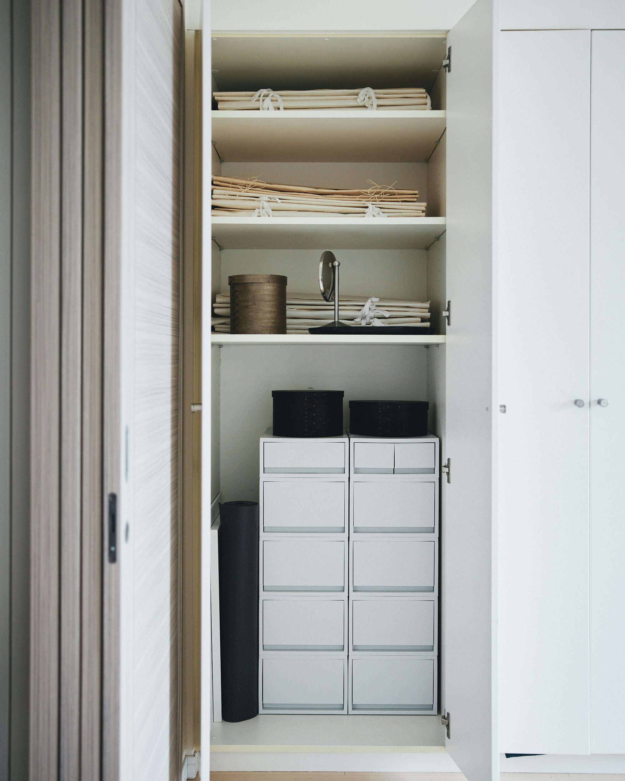 Sống trong căn phòng 12m², tôi chỉ giữ lại 15 nhóm đồ: Càng ít đồ, nhà càng dễ thở- Ảnh 4.