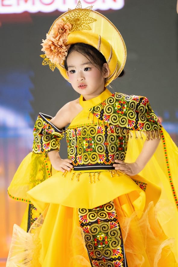 Con gái Á hậu Việt mới 3 tuổi đã được chọn làm vedette: Chỉ cần 1 buổi tổng duyệt, đang học trường quốc tế học phí hàng trăm triệu đồng - Ảnh 4.