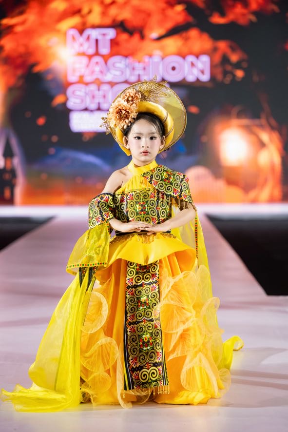 Con gái Á hậu Việt mới 3 tuổi đã được chọn làm vedette: Chỉ cần 1 buổi tổng duyệt, đang học trường quốc tế học phí hàng trăm triệu đồng - Ảnh 1.