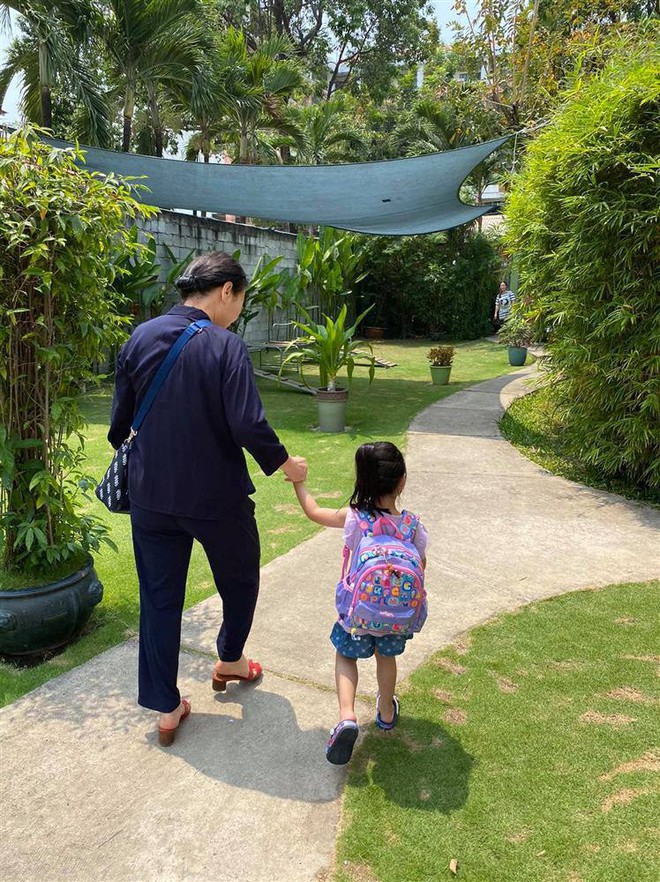 Cảnh đời thường hiếm thấy của mẹ chồng Hoa hậu Đặng Thu Thảo bên các cháu: Bà khảo sát mặt bằng, cháu khảo sát bánh kẹo - Ảnh 4.