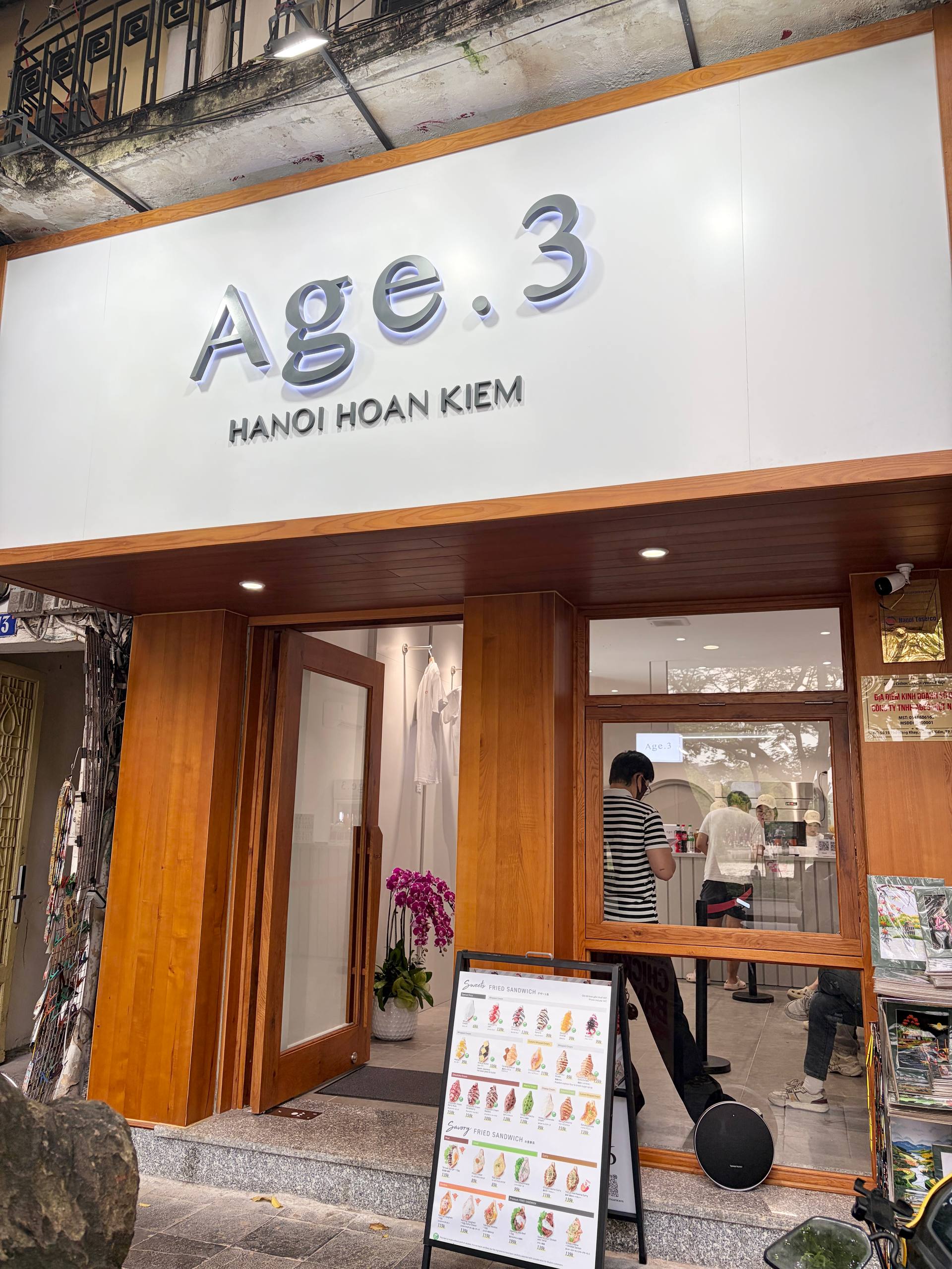 Món bánh khiến Tăng Thanh Hà xếp hàng 40 phút vừa về Hà Nội: Giá gần 200k/chiếc, một vị phải bỏ dở giữa chừng- Ảnh 2.