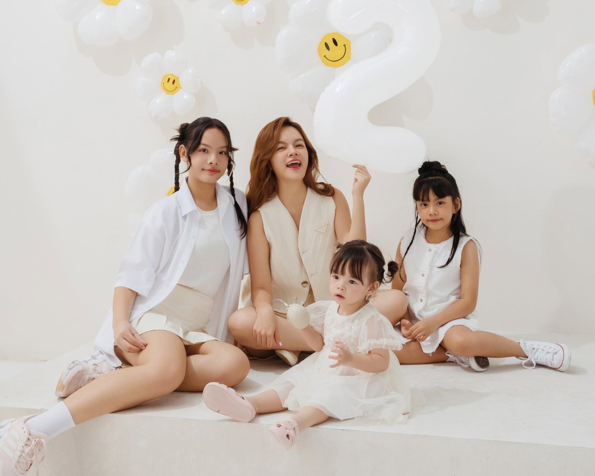 3 con gái của Phạm Quỳnh Anh giống mẹ cùng 1 khuôn, chị cả nay đã cao hơn mẹ, trổ mã xinh đẹp ai cũng ngỡ ngàng - Ảnh 6.