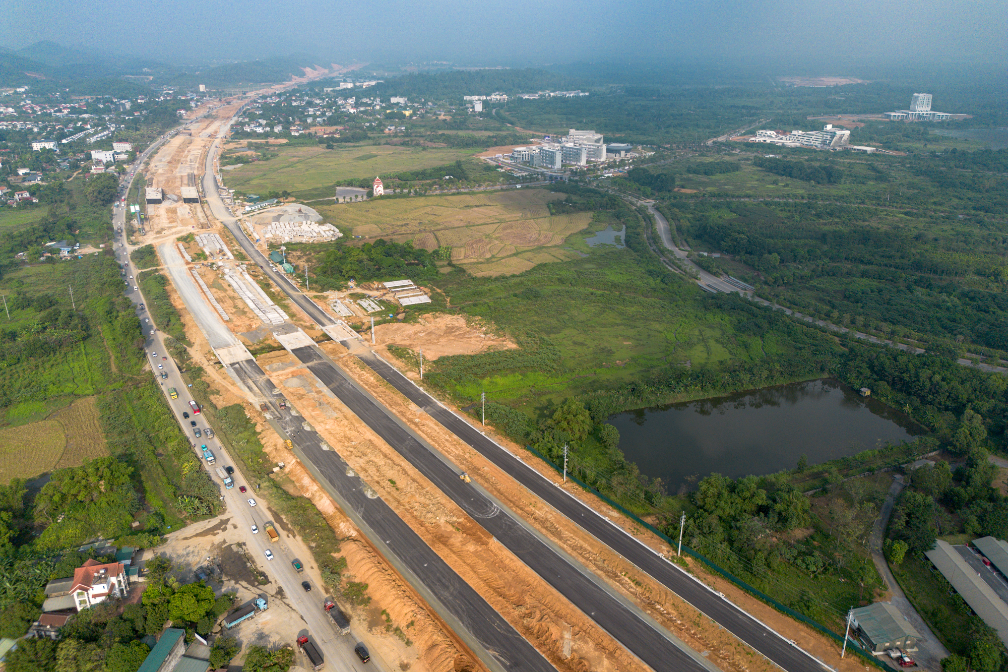 Toàn cảnh tuyến đường rộng gấp gần 4 lần đường băng sân bay, đang dần thành hình tại thành phố giàu nhất miền Bắc, kết nối đại lộ đẹp nhất Việt Nam với cao tốc đi Tây Bắc - Ảnh 2.