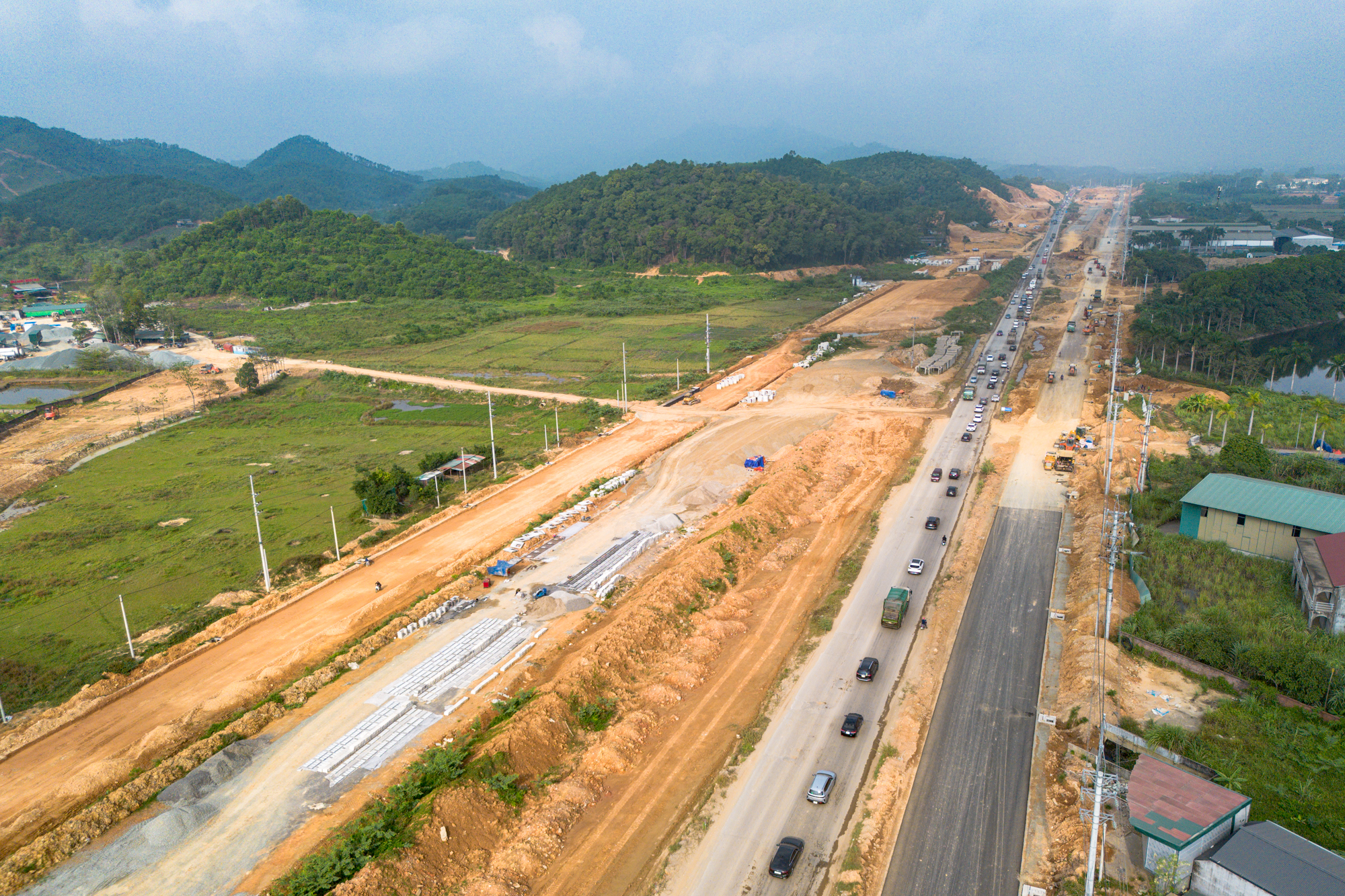 Toàn cảnh tuyến đường rộng gấp gần 4 lần đường băng sân bay, đang dần thành hình tại thành phố giàu nhất miền Bắc, kết nối đại lộ đẹp nhất Việt Nam với cao tốc đi Tây Bắc - Ảnh 6.