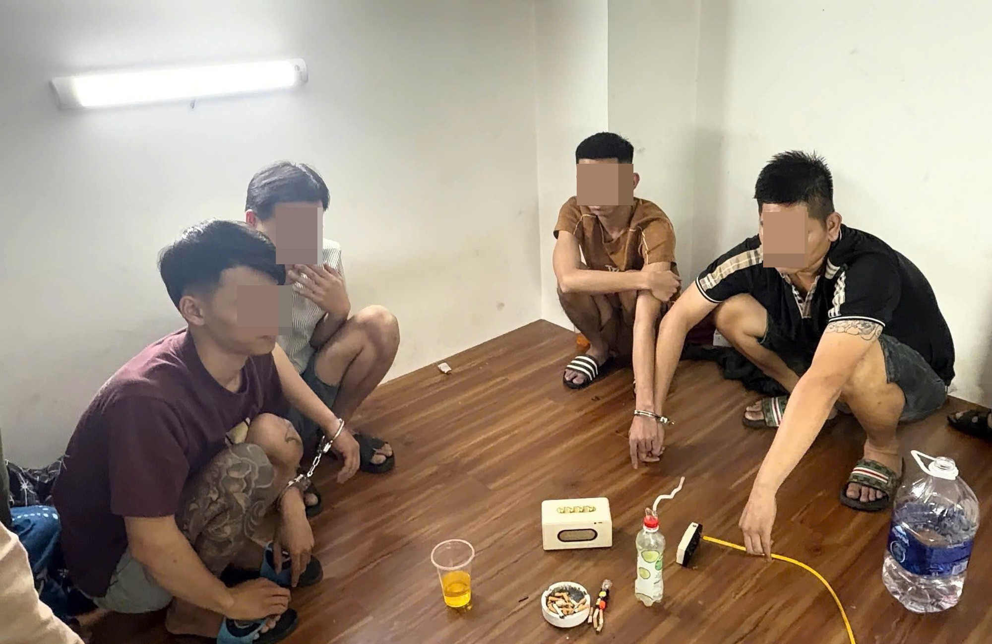 Công an kiểm tra phòng trọ trong đêm, 2 người bị bắt - Ảnh 1.