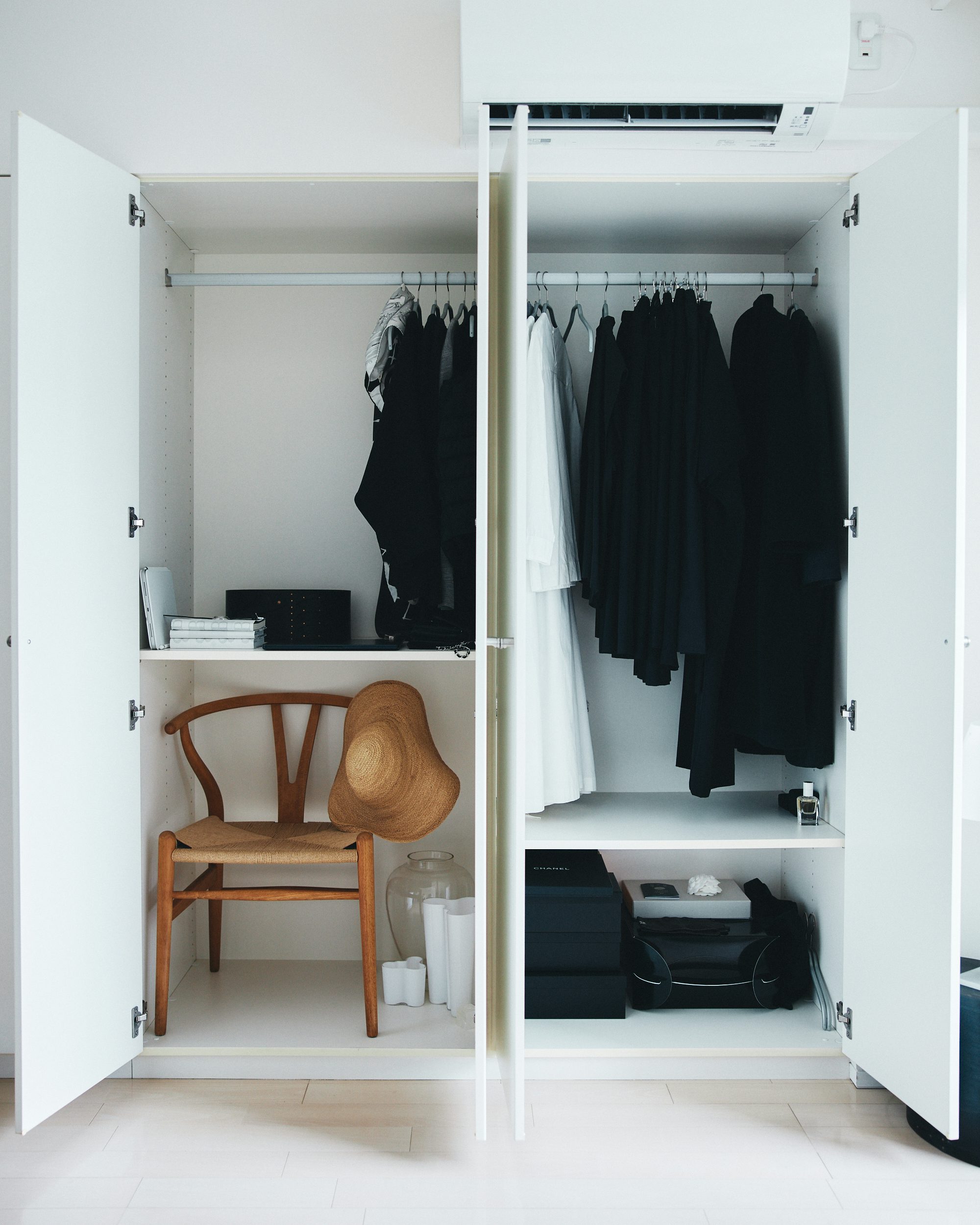 Sống trong căn phòng 12m², tôi chỉ giữ lại 15 nhóm đồ: Càng ít đồ, nhà càng dễ thở- Ảnh 2.