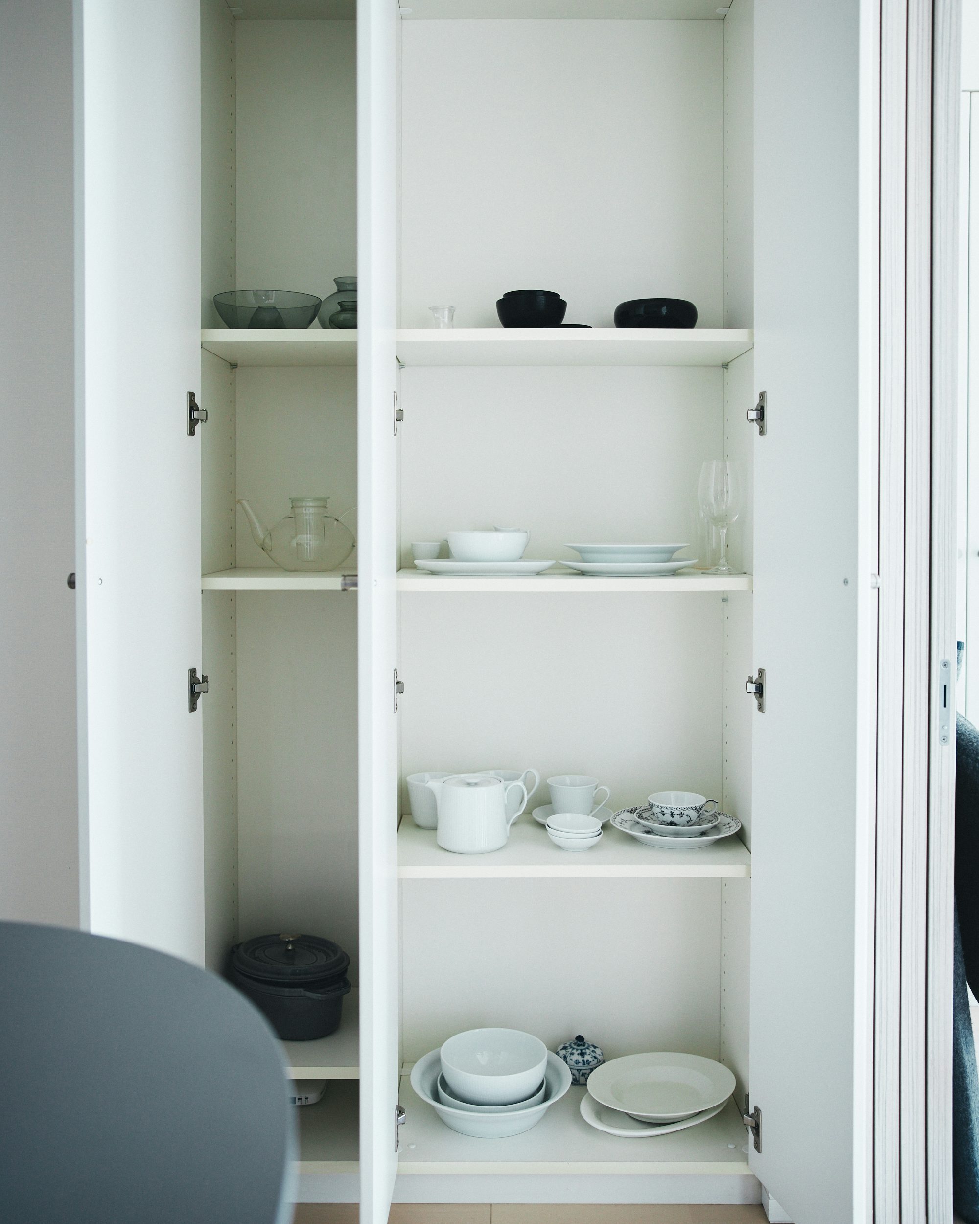 Sống trong căn phòng 12m², tôi chỉ giữ lại 15 nhóm đồ: Càng ít đồ, nhà càng dễ thở- Ảnh 3.