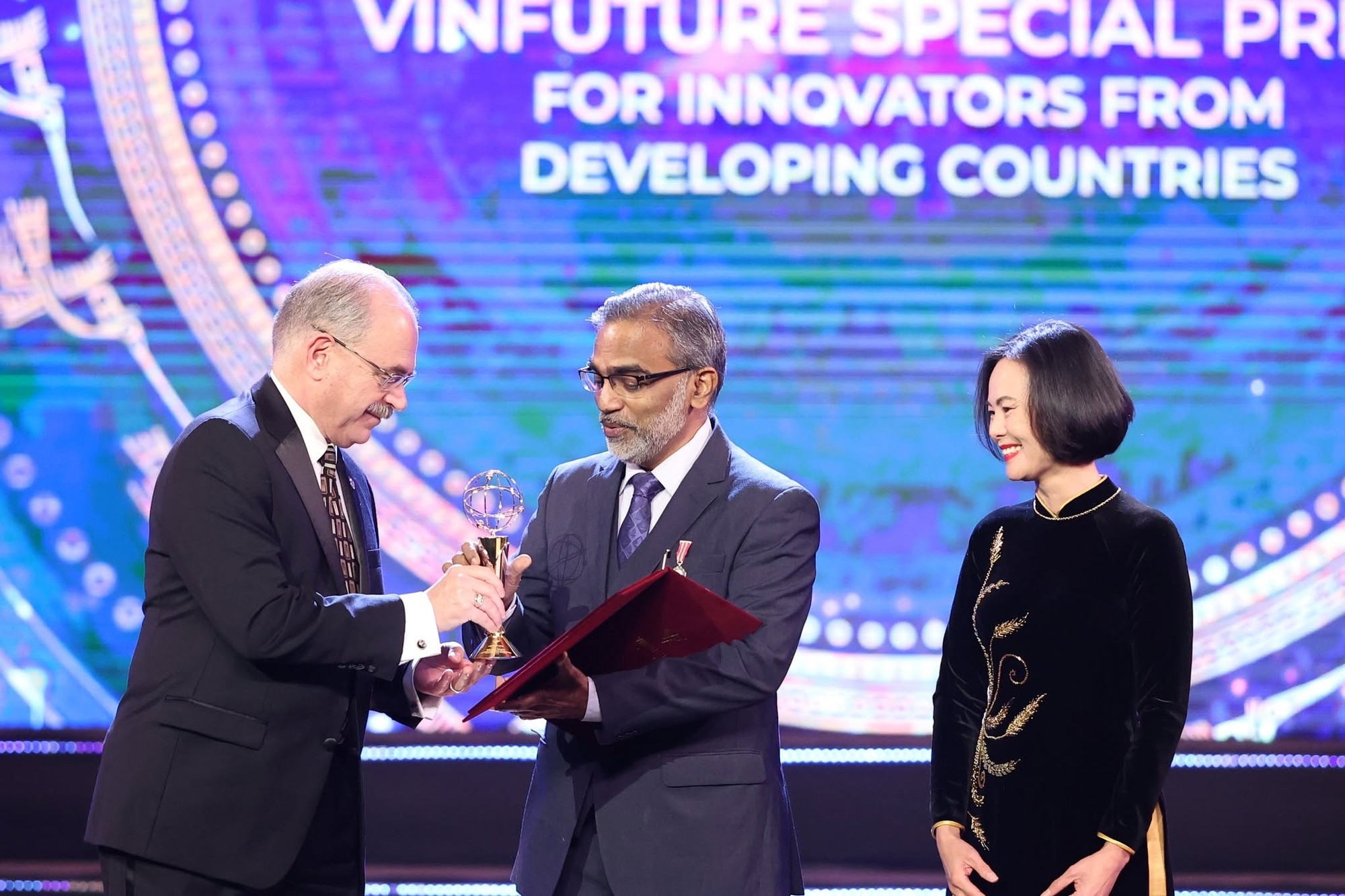 “Cha đẻ” công nghệ tạo ra 1 lít nước sạch chỉ với 7 VND trân trọng tầm nhìn của tỷ phú Phạm Nhật Vượng - Ảnh 2.