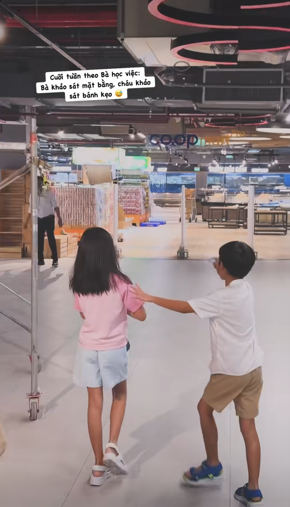 Cảnh đời thường hiếm thấy của mẹ chồng Hoa hậu Đặng Thu Thảo bên các cháu: Bà khảo sát mặt bằng, cháu khảo sát bánh kẹo - Ảnh 2.