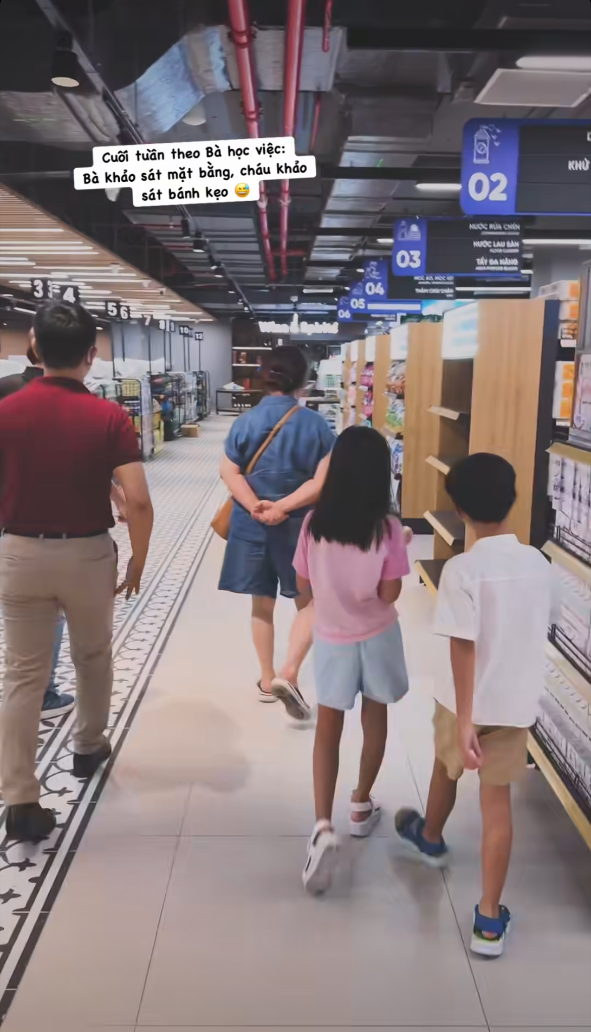 Cảnh đời thường hiếm thấy của mẹ chồng Hoa hậu Đặng Thu Thảo bên các cháu: Bà khảo sát mặt bằng, cháu khảo sát bánh kẹo - Ảnh 3.
