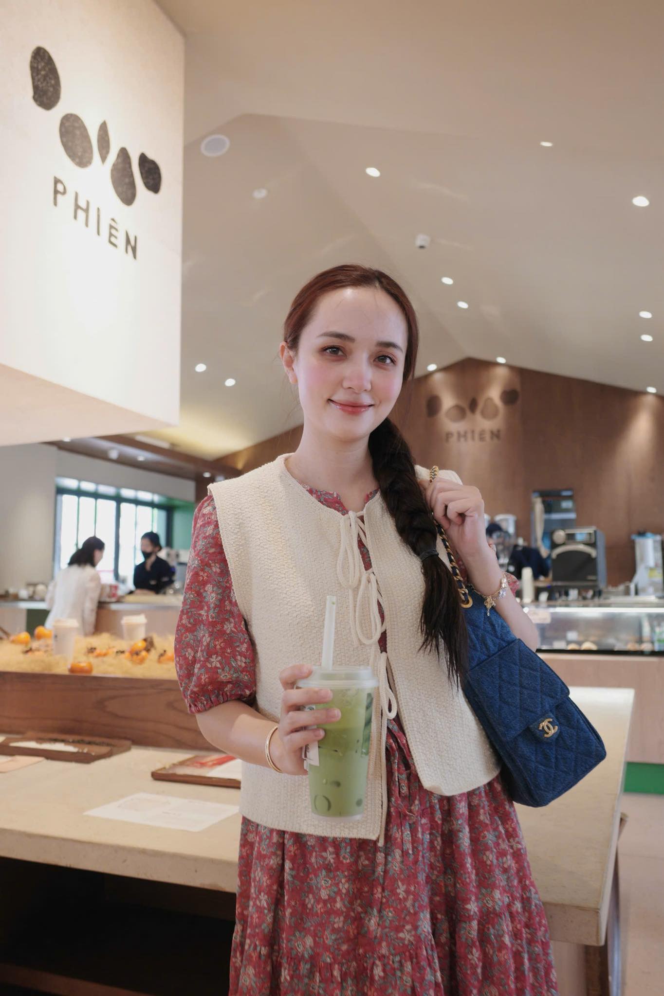 Việt Nam có 1 doanh nhân kín tiếng buôn ô tô, xe máy… mê bóng đá, là bố vợ 2 tuyển thủ quốc gia, con gái bán hàng online kiếm tiền tỷ mỗi tháng   - Ảnh 10.