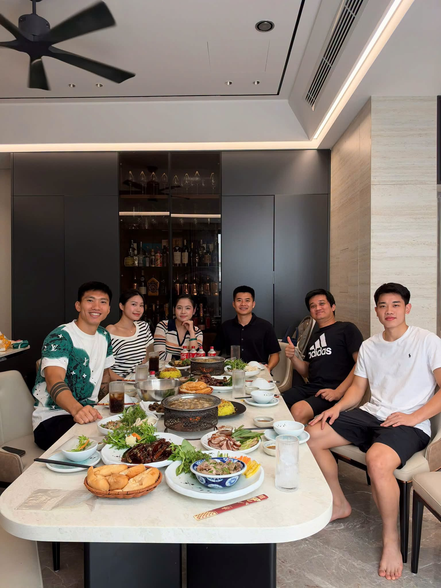 Mâm cơm nhà của Đoàn Văn Hậu và Doãn Hải My trong biệt thự chục tỷ - Ảnh 2.