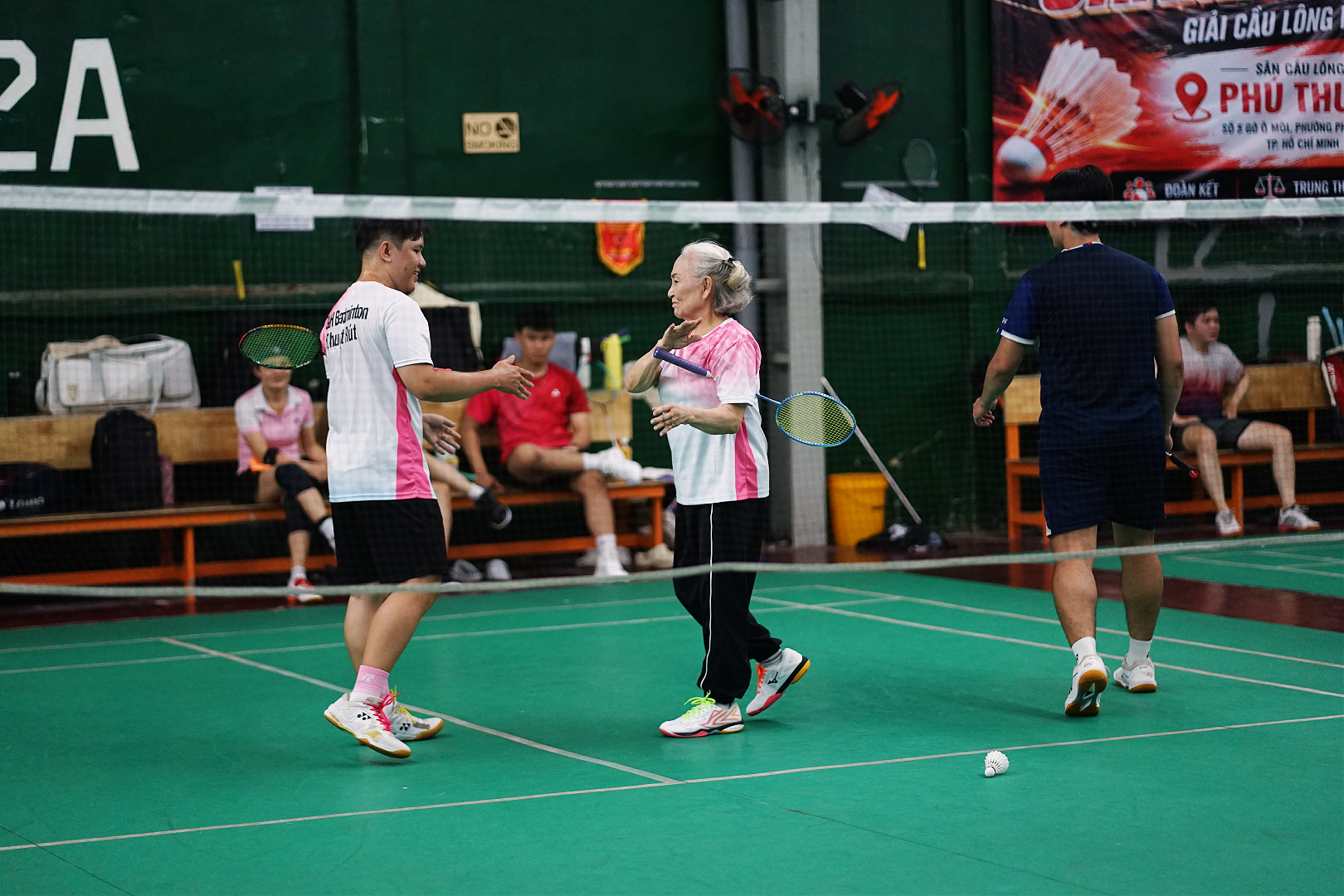 "Bà ngoại Tím" 71 tuổi ở TP.HCM kể chuyện đội nón giấu tóc bạc để được rủ đánh cầu, cái kết dễ thương hết sức- Ảnh 3.