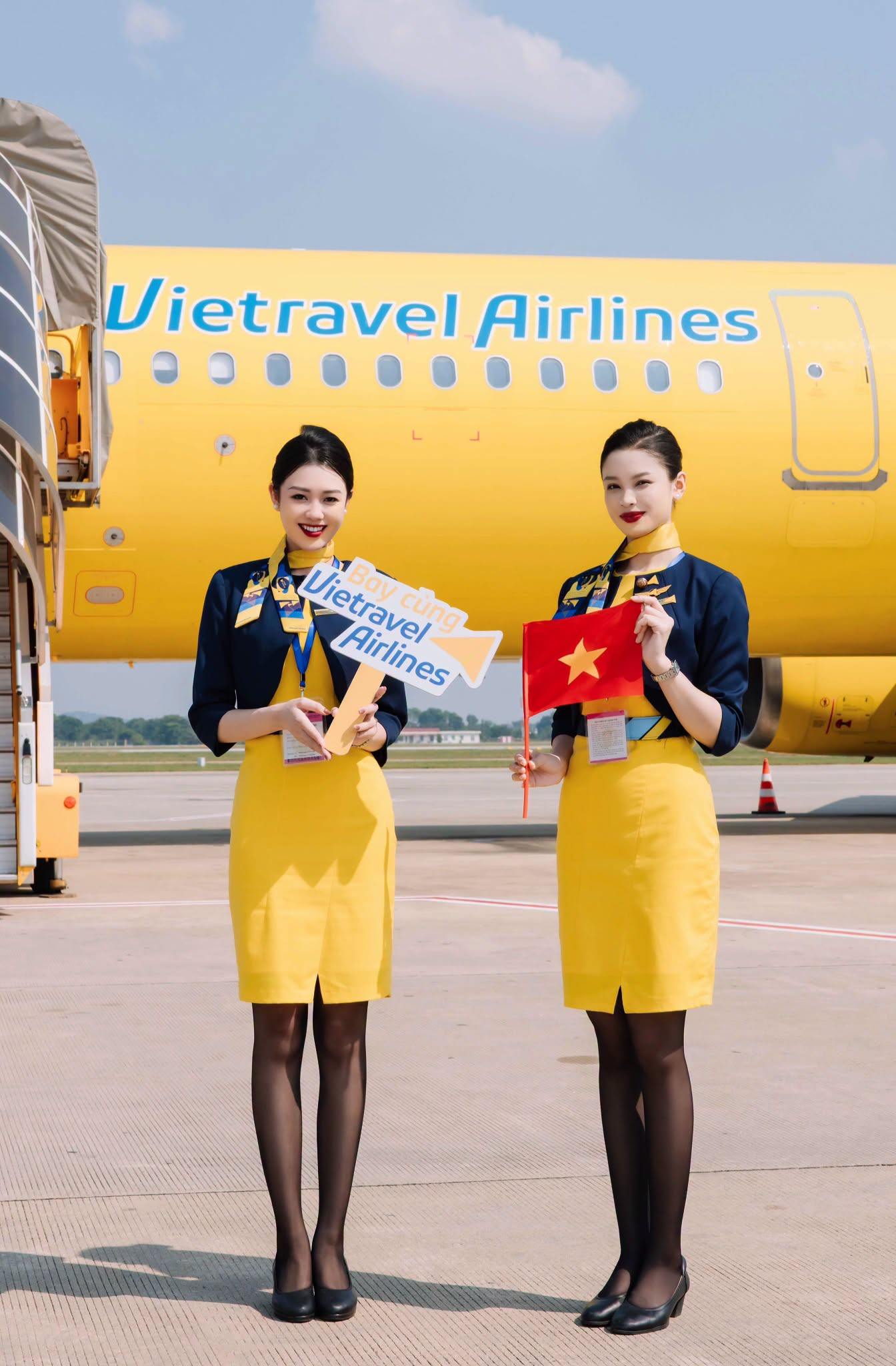 Đúng sáng nay - 27/10, sân bay Nội Bài ghi nhận một máy bay đặc biệt hạ cánh - Ảnh 4.