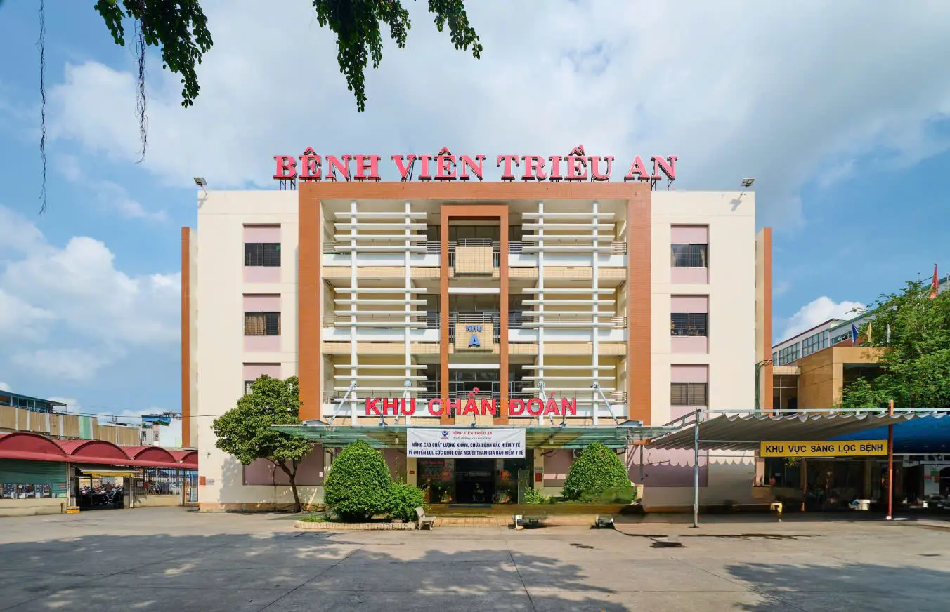 Việt Nam có gia đình với gần 30 bác sĩ, nha sĩ, dược sĩ: Một người từng cùng đại gia Trầm Bê lập bệnh viện, riêng một gia đình có 4 con gái đều làm bác sĩ- Ảnh 2.