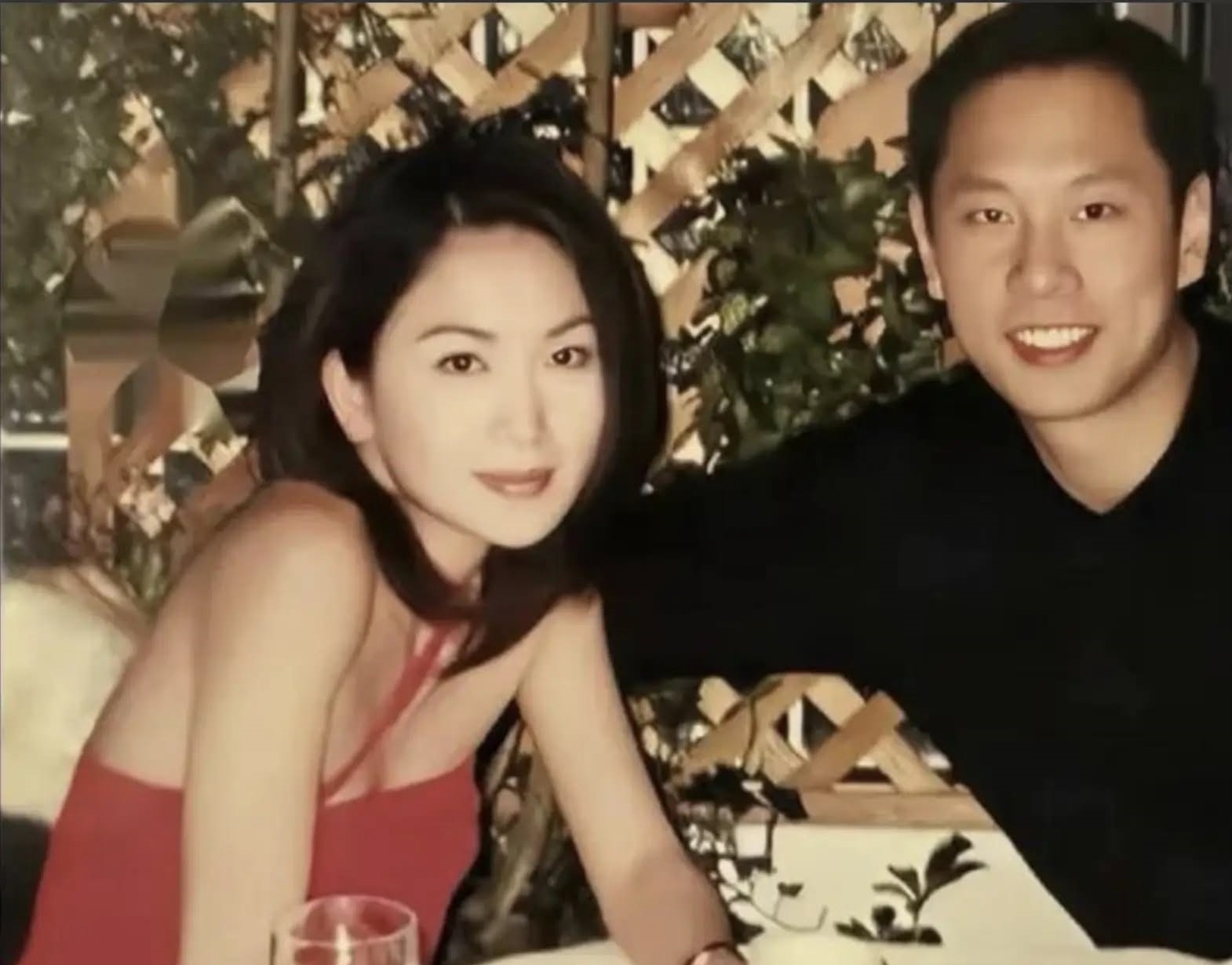 Cả showbiz hiếm ai lấy chồng viên mãn như mỹ nhân này: Được cưng chiều suốt 26 năm, không phải chịu quy tắc dâu hào môn- Ảnh 2.
