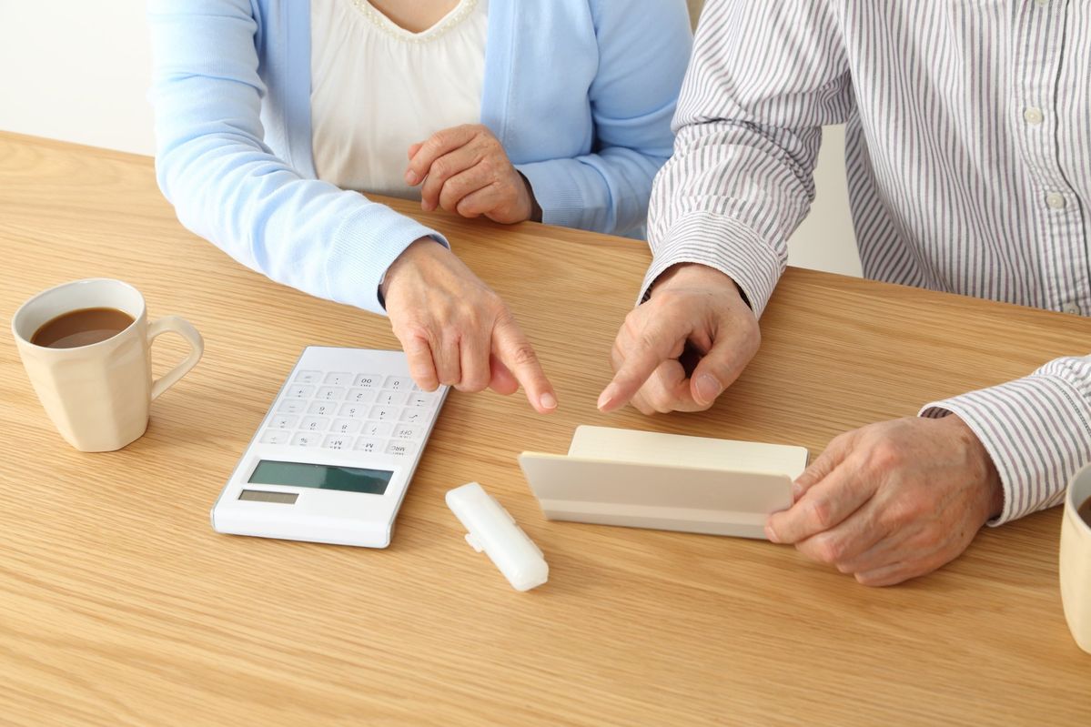 Nên gửi tiền online hay tại quầy: Người đang muốn gửi tiết kiệm nên để ý 4 điểm này - Ảnh 1.