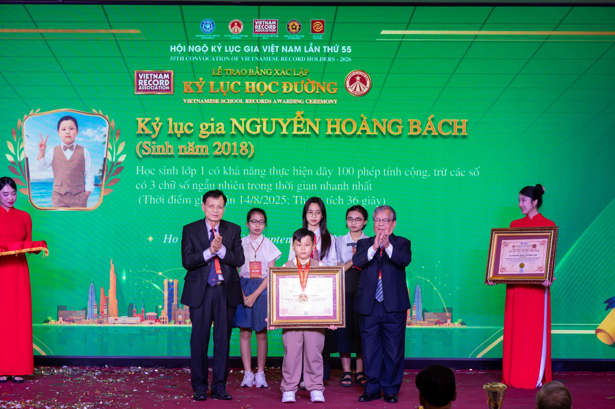Việt Nam có học sinh mới lớp 1 đã lập kỷ lục đáng kinh ngạc: Hoàn thành 100 phép tính chỉ trong 36 giây, toàn số có 3 chữ số, tốc độ tính toán khiến tất cả “há hốc mồm”- Ảnh 1. Việt Nam có học sinh mới lớp 1 đã lập kỷ lục đáng kinh ngạc: Hoàn thành 100 phép tính chỉ trong 36 giây, toàn số có 3 chữ số, tốc độ tính toán khiến tất cả “há hốc mồm”- Ảnh 1.